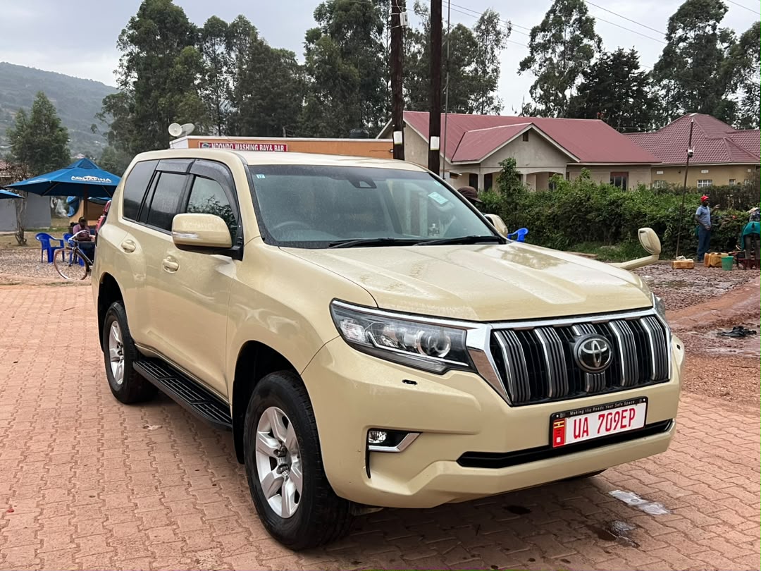 Book Rwanda one-way car rental with Freddy. Pick up in Kigali and arrange drop-off in Musanze, Rubavu, Akagera and other destinations.